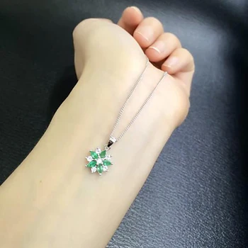 

Collares Qi Xuan_Fashion Jewelry_Colombian Green Stone Flower Necklaces_S925 Solid Pendant Necklaces_Factory Directly Sales