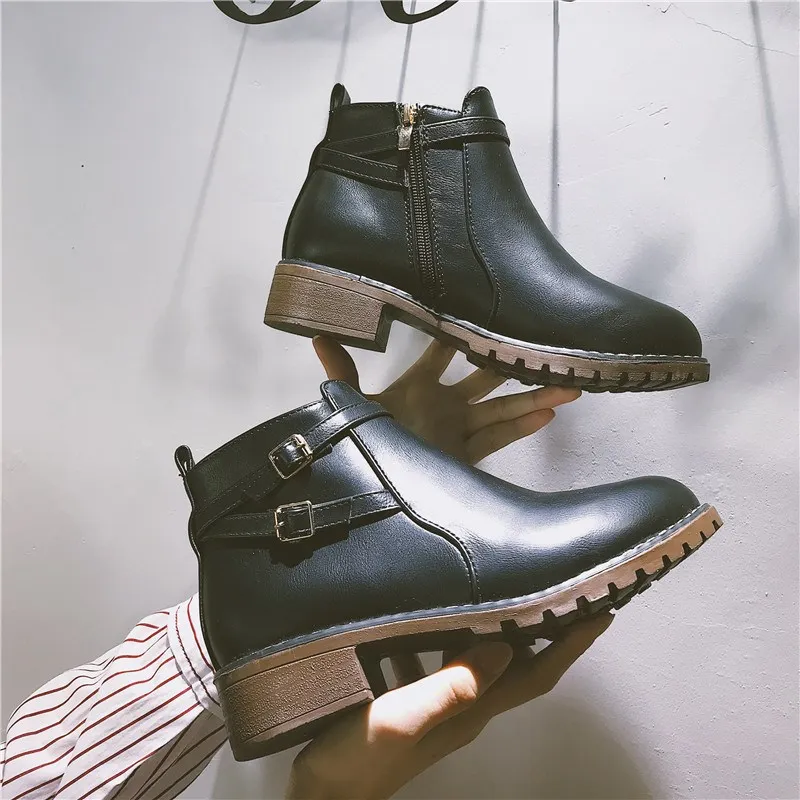 

2018 new short boots women's low-heeled round Martin boots bucklewith British retro bare boots side zipper.