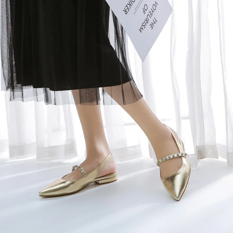 Серебристые свадебные женские красивые Мокасины с ремешком на пятке; женские туфли из лакированной кожи с острым носком и стразами; цвет черный, телесный, золотой; со стразами
