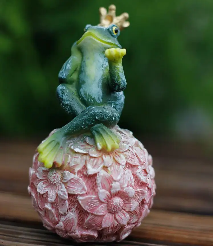 

High-10.5cm.Garden Creative Resin Frog Prince Flower Ball Decoration Garden Micro Landscape Gardening Grocery Crafts