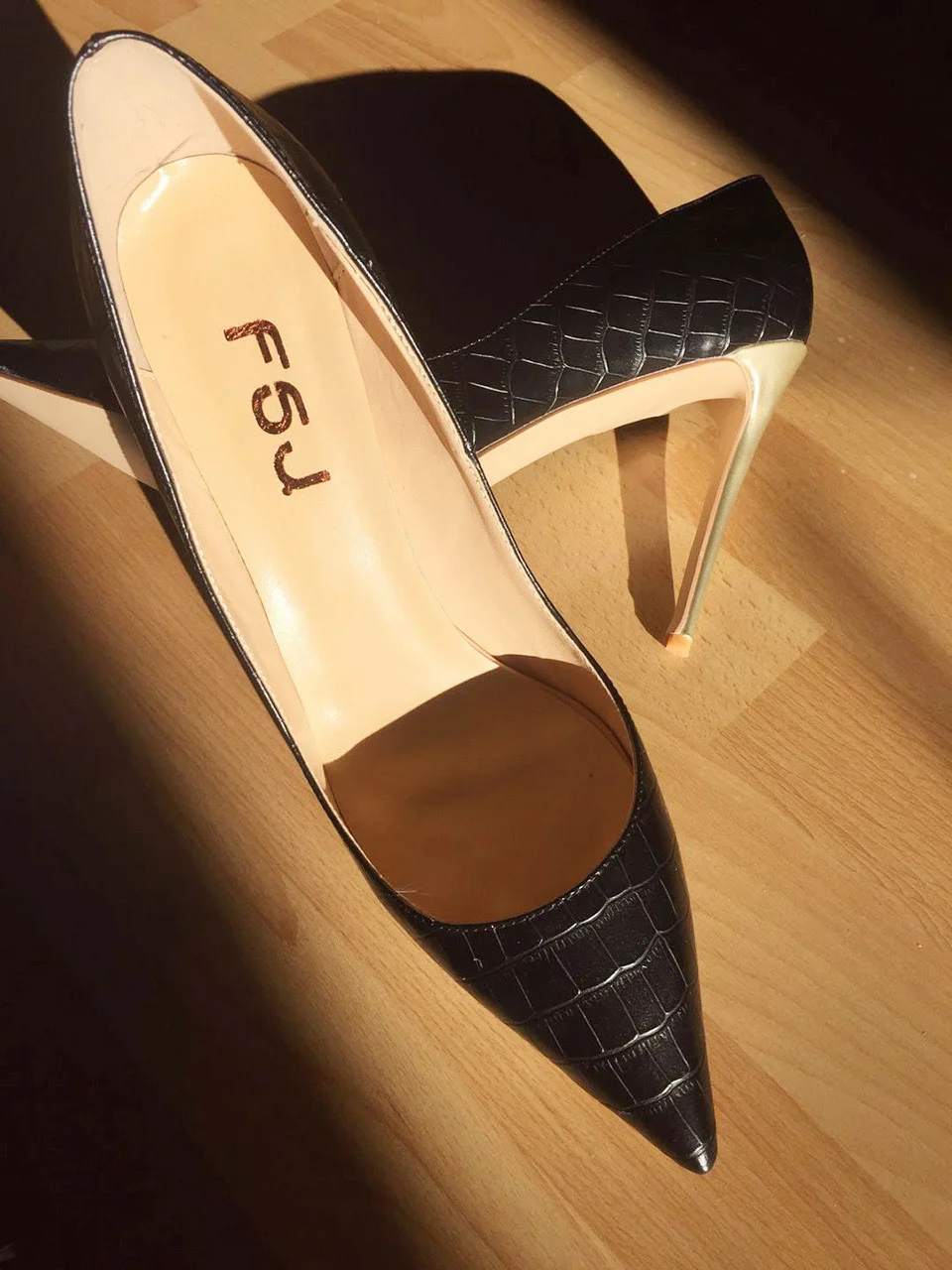 Туфли-лодочки на заказ; цвет черный, крокодиловый, золотой, шампань; стилеты на высоком тонком каблуке; Черная подошва и стелька из натуральной кожи; дизайн So Kate
