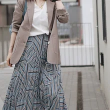 Женская стильная контрастная синяя плиссированная юбка миди с геометрическим принтом