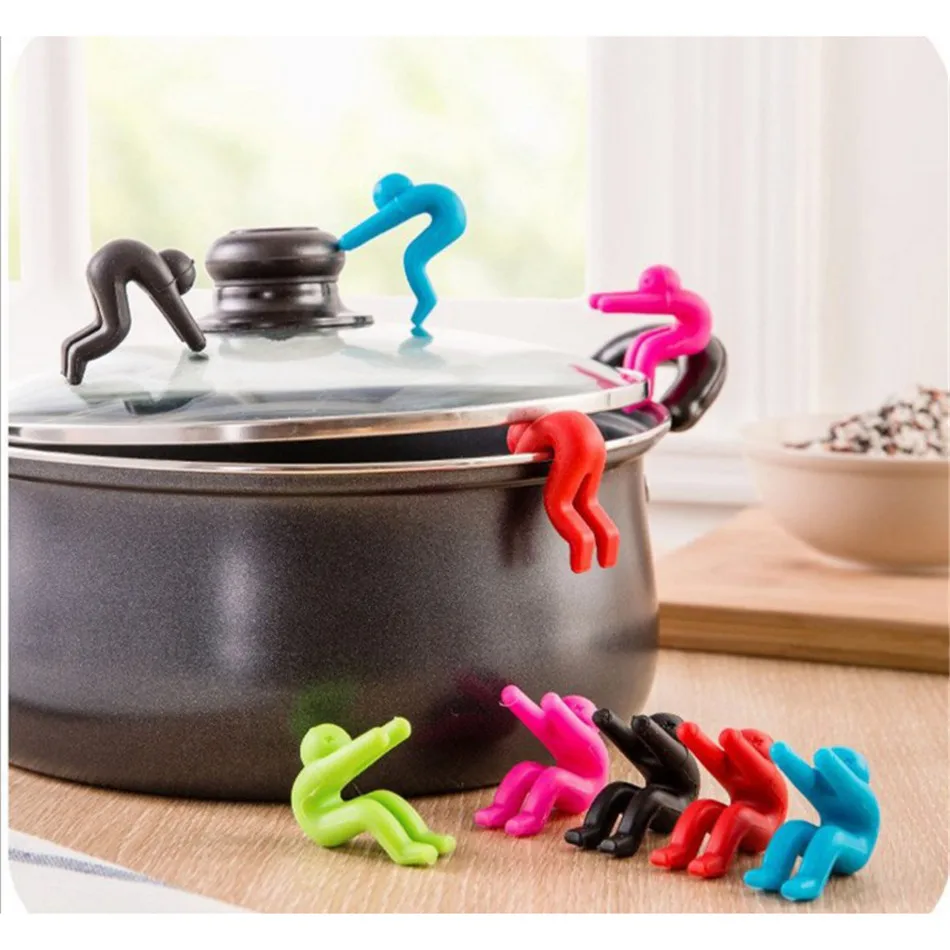 

SEAAN The villain raises the lid and overflows the kitchen lid heightening device to prevent the soup from overflowing the pot