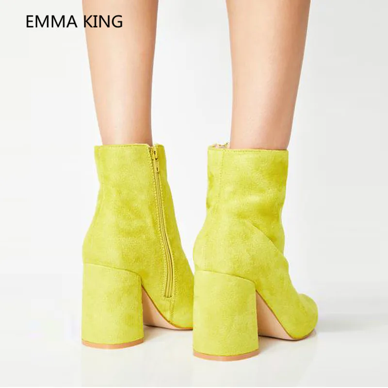 Замшевые ботильоны с острым носком; Женская пикантная обувь фиолетового и желтого цвета на высоком массивном каблуке; сезон осень-зима;