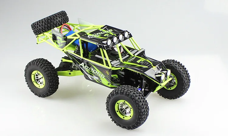 WLtoys 10428 1/10 4WD RC Monster Crawler avec LED - Voiture télécommandée tout-terrain escaladant une pente rocheuse