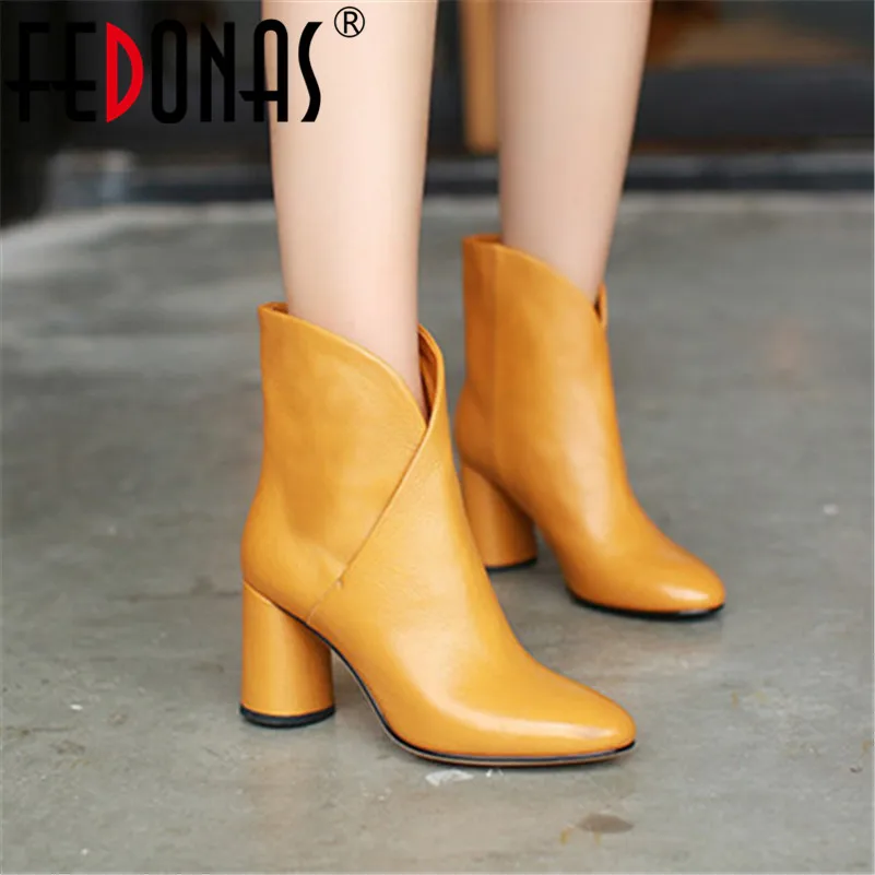 Baratos FEDONAS 2020 botas de tobillo elegantes botas de invierno cálidas zapatos de mujer de cuero genuino de tacón alto botas de mujer de motocicleta