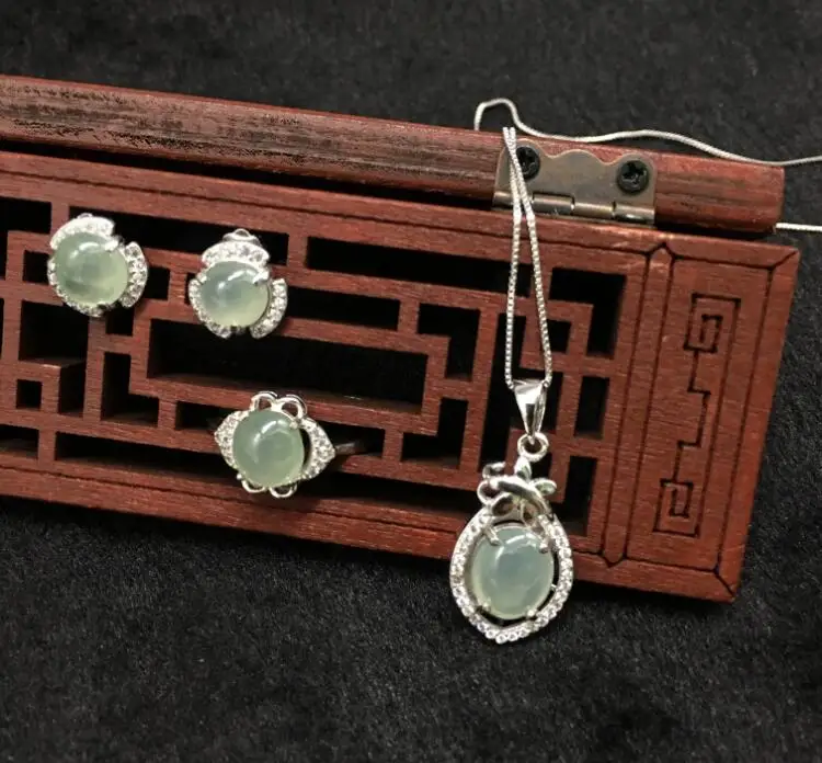 

Heart of the boat Emerald Jewelry Live natural jade A goods Bai Bing three pieces set Valentine's Day New Year gift