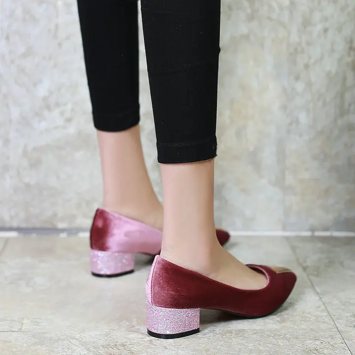 Женские туфли-лодочки из флока; туфли на низком квадратном каблуке; модельные вечерние туфли с острым носком без застежки; цвет красный, черный, фиолетовый