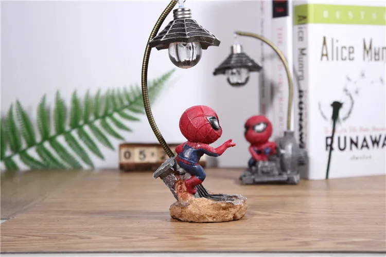 Фигурка Человека паука маленькая настольная лампа Marvel Мстители Милая модель