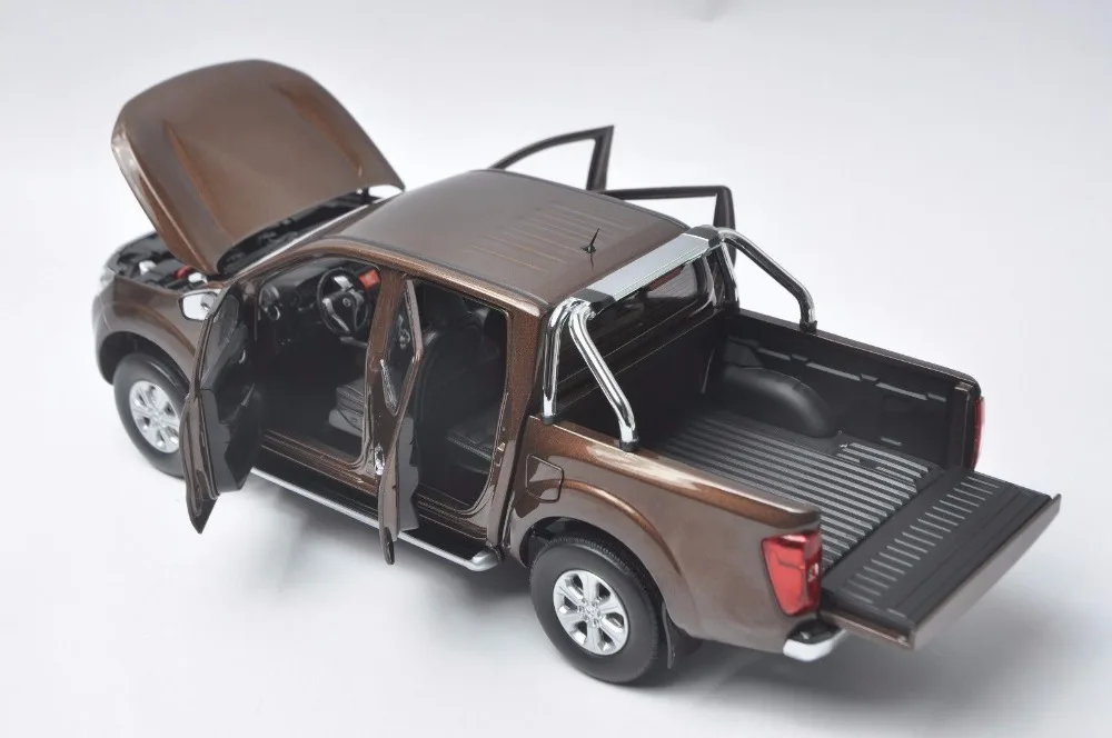 1:18 литья под давлением модель для Nissan Navara NP300 коричневый Пикап сплав игрушка автомобиль миниатюрная коллекция подарки грузовик