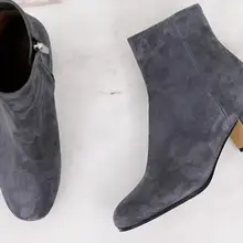 Модные серые замшевые женские ботильоны с круглым носком; женские сапоги В рыцарском стиле на среднем квадратном каблуке с молнией сбоку; сезон весна; популярные ботинки