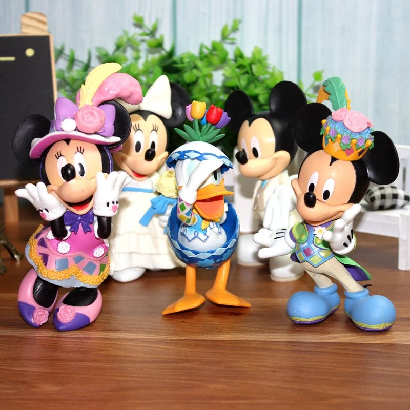 plastic minnie mouse doll