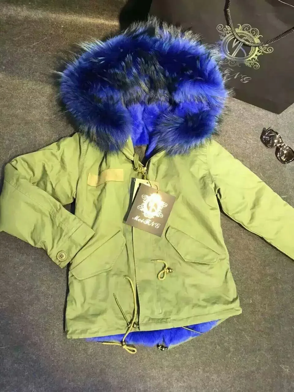 Женская зимняя короткая парка Mr Furs синяя с длинным рукавом и воротником из меха