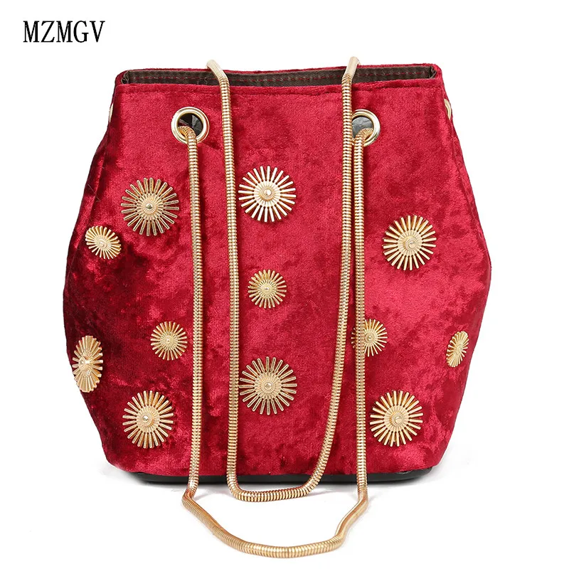 

2019 fashion creative rivet design bucket bag ladies flannel handbag metal chain solid color Messenger bag ladies