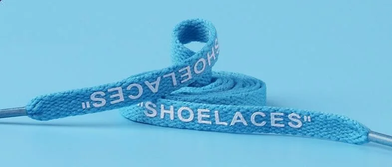 Напечатаны OW шнурки от кроссовок Белое кружево Kanye Мода аксессуары для обуви AJ кружева Овальные Плоские не протирающие печати "шнурки"