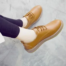 Женская обувь; коллекция года; женские оксфорды на платформе; обувь с перфорацией типа «броги» на плоской подошве; женская обувь из натуральной кожи на шнуровке с острым носком; женская обувь