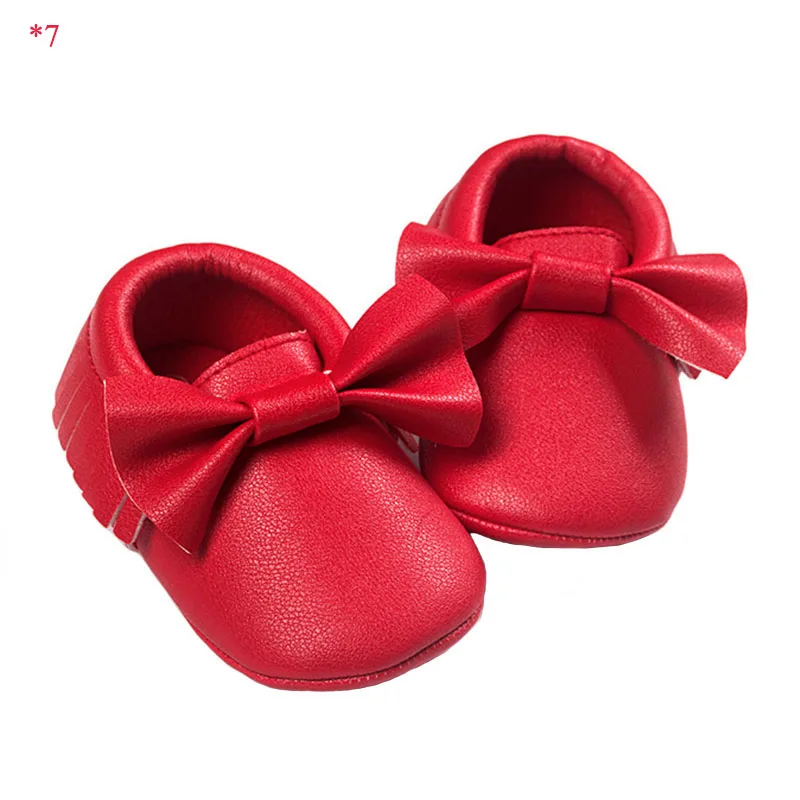 Красная обувь для новорожденных девочек и мальчиков; обувь для малышей из искусственной кожи на мягкой подошве; модная обувь золотистого цвета без застежки с бахромой и бантом - Цвет: 7