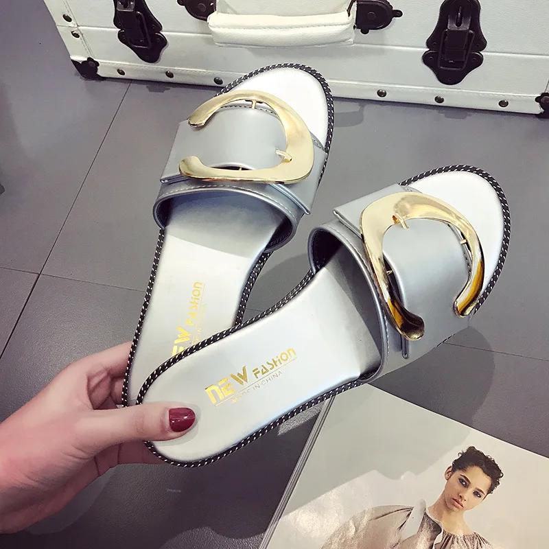 

Slippers female summer fashion 2019 flat with Korean students wearing female sandals C buckle metal side beach slippers