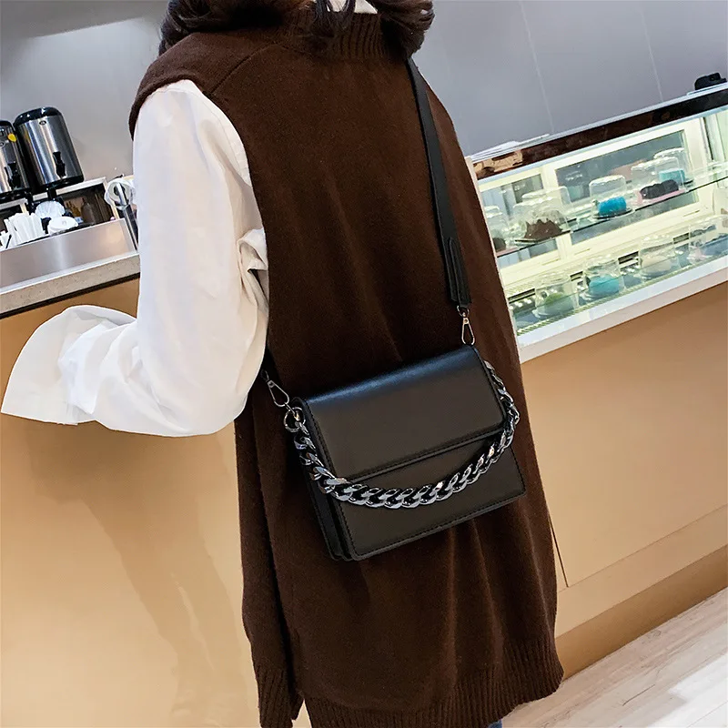 

2019 New early spring model handbag banquet large capacity flip buckle banquet bag