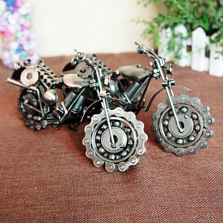 

21*8*14CM Decoration Crafts Figurines Miniatures Creative Gift Chain Motorcycle With Rotatable Wheel Model