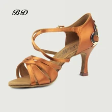 Высококачественная танцевальная обувь для бальных танцев; женская обувь для латинских танцев; импортные Сатиновые сандалии BDSASAN BD 2383 с металлической пряжкой и стразами; Лидер продаж