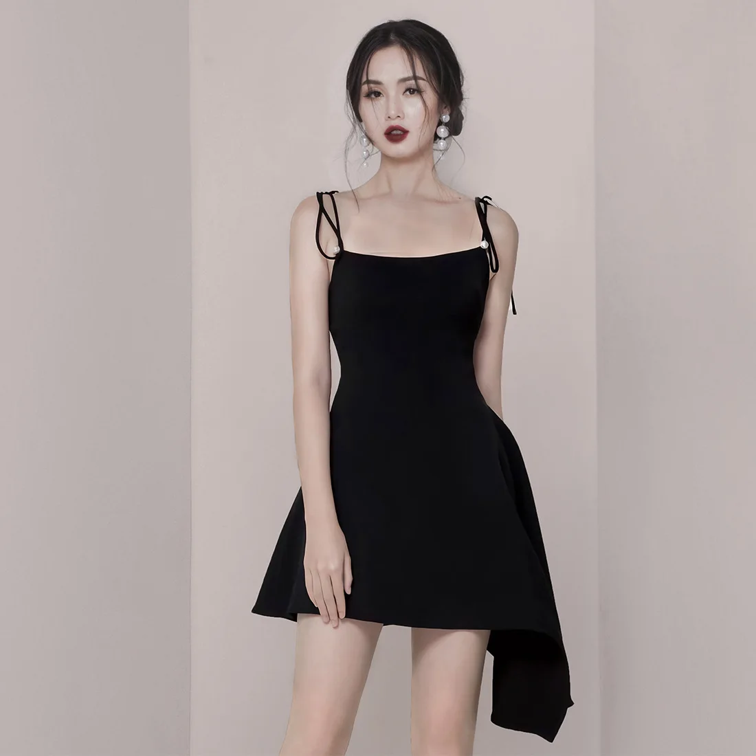 

New Fashion Dresses In Spring and Summer of 2019 Spaghetti Strap Zippers Sleeveless A-Line Black Dress Women
