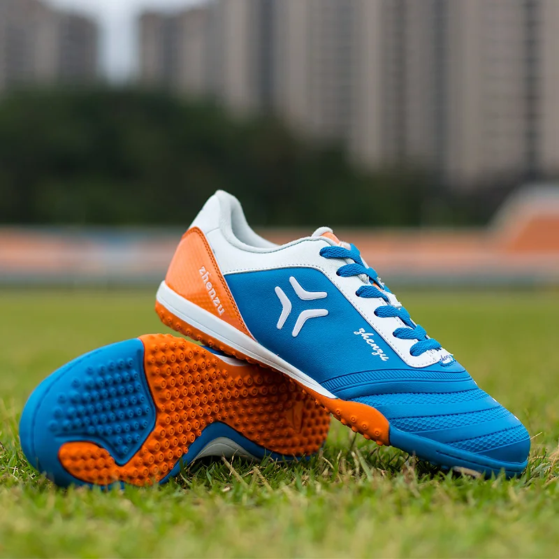ZHENZU износостойкая резиновая футбольная обувь TF футбольные бутсы для дерна ботинки светильник спортивная обувь для детей/мальчиков размер 30-35