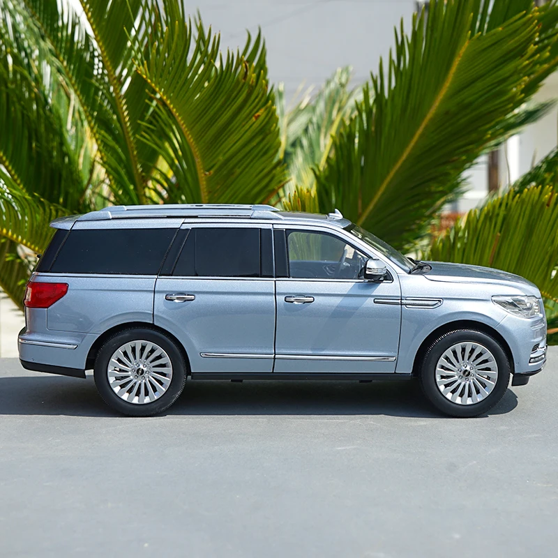 Модель автомобиля LINCOLN NAVIGATOR из сплава в масштабе 1:18 оригинальная коробка