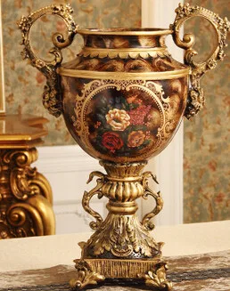 Европейская антикварная ваза. Предметы мебели с цветочным орнаментом