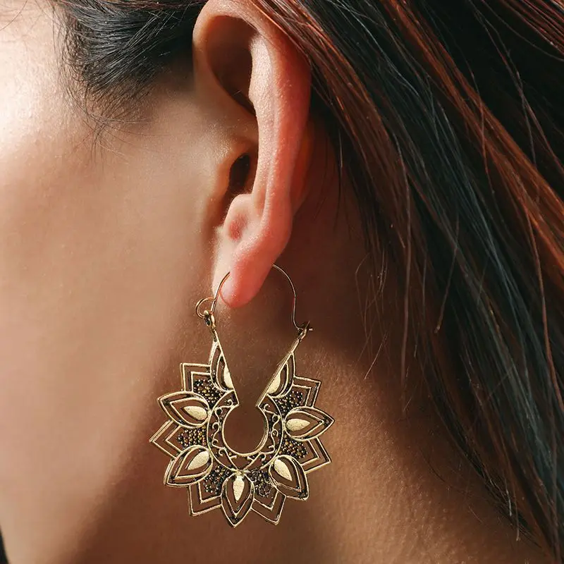 

Wholesale 2019 New Women Retro Fashion Simple Openwork Flower C Word Alloy Stud Earrings Arete For Women