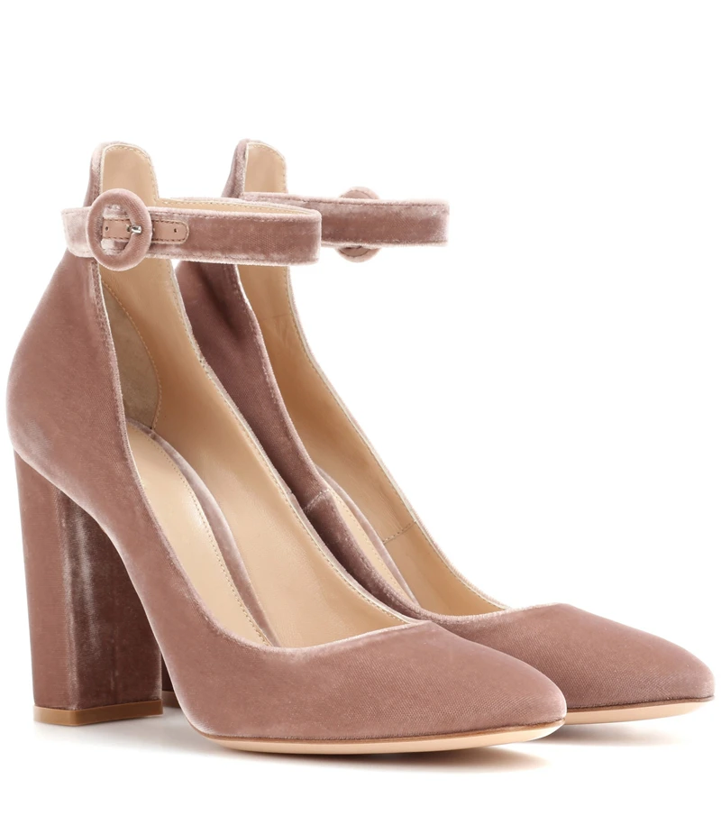 Luxo As Mulheres Se Vestem Sapatos de