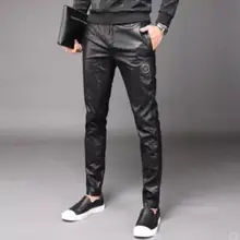 Для мужчин одежда упругой искусственной кожаные штаны из искусственной кожи мотоциклетные черный тонкий утолщение и теплые байкерские кожаные штаны
