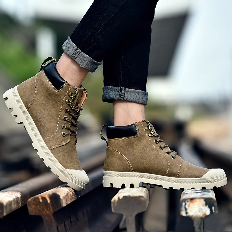 

Man Boots Motorcycle Anti-collision Toe Cap Men Shoes Work Fashionable Mens British Tooling Shoes Khaki Brown Causal Boots Boys