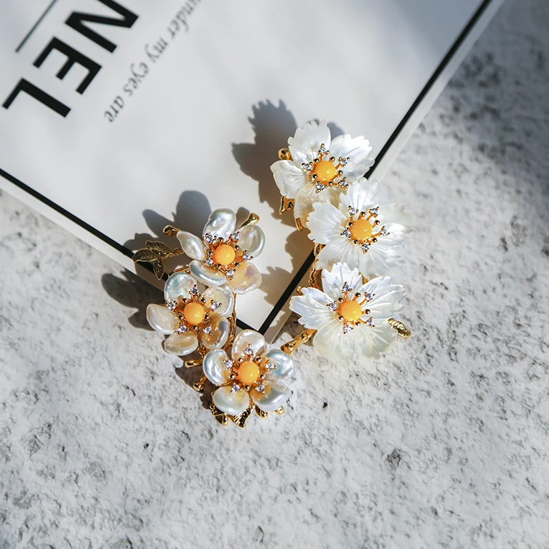 

Vanssey Fashion Jewellry Branch Flower Handlmade Natural Baroque Pearl Glass Cubic Zirconia Brooch Pins for Women 2018 New
