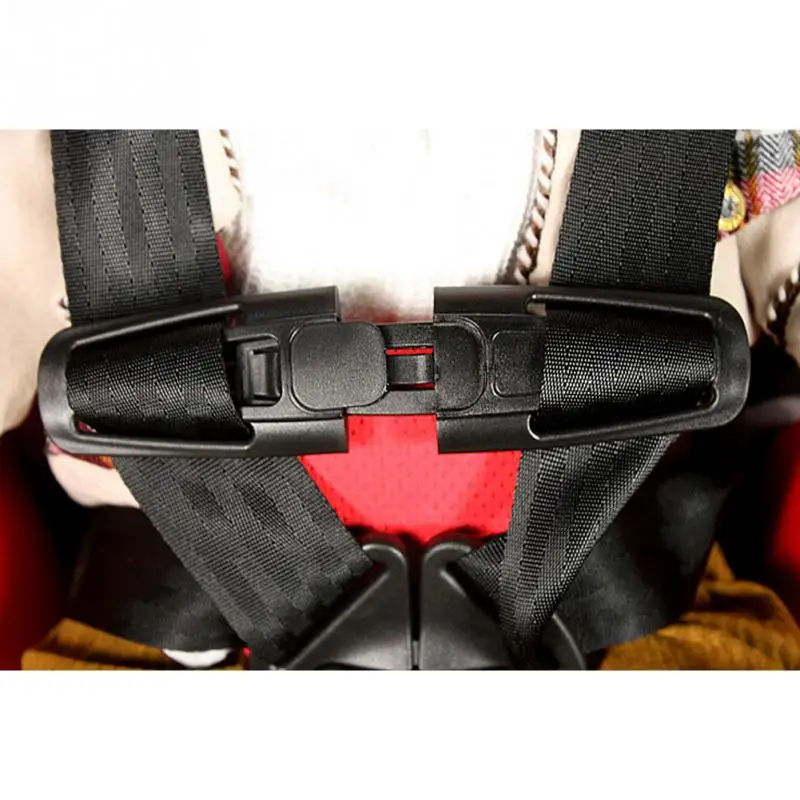 Ein 5-Punkt-Sicherheitsgurte mit Schulternmatte,damit Baby komfortabel mit Auto setzten 