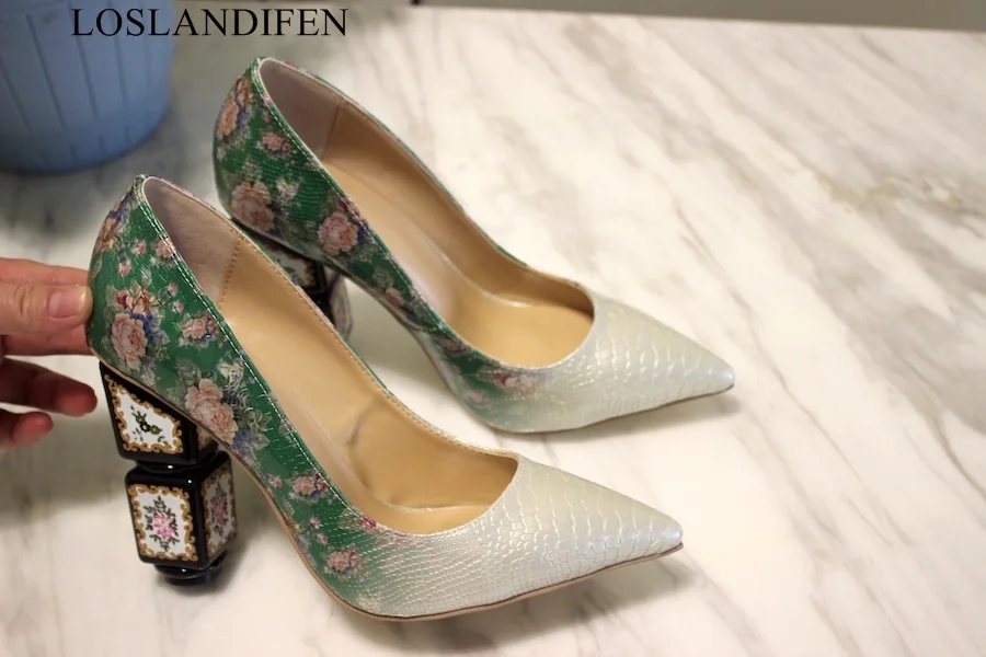 

2018 New luxury design floral printing high heels sexy pointed toe exquisite pumps palace retro style ladies party wedding shoes