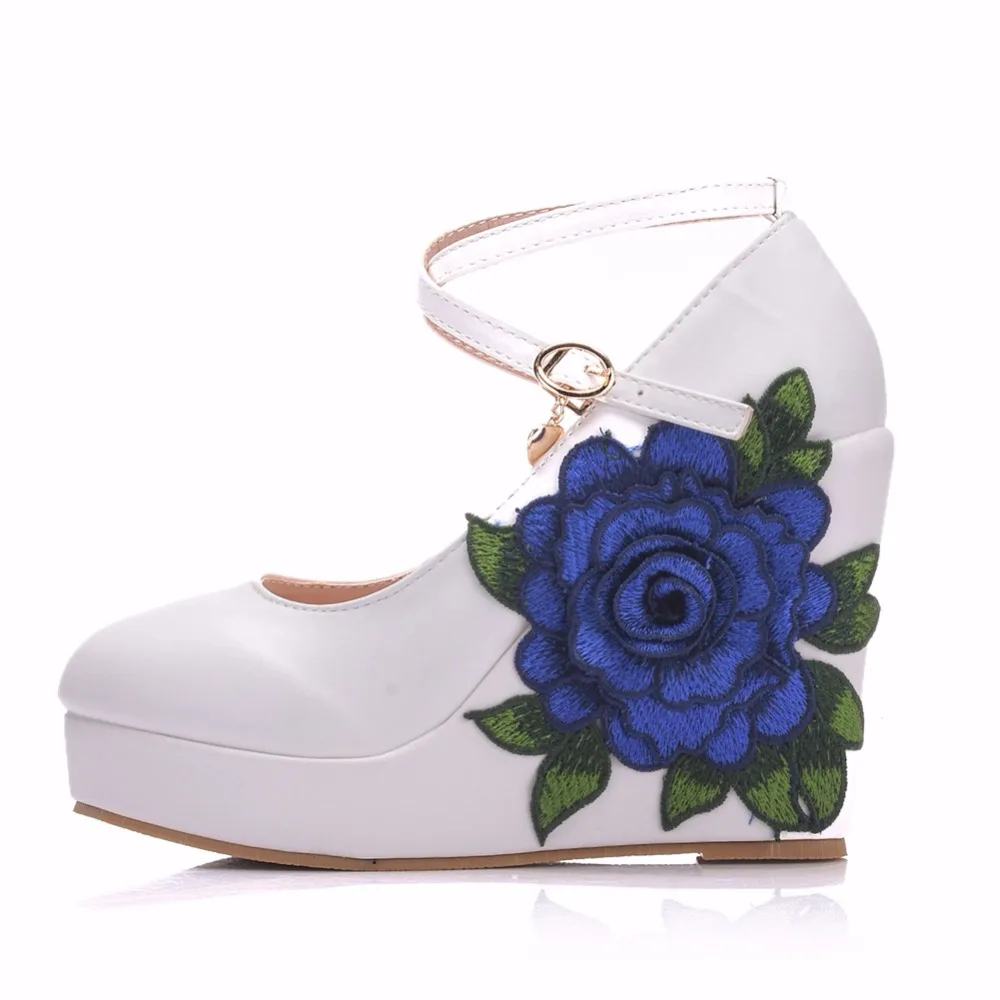 Туфли на танкетке со стразами и голубым кружевным цветком; свадебные модельные туфли на высоком каблуке с сумочкой в комплекте; туфли-лодочки на танкетке с сумочкой