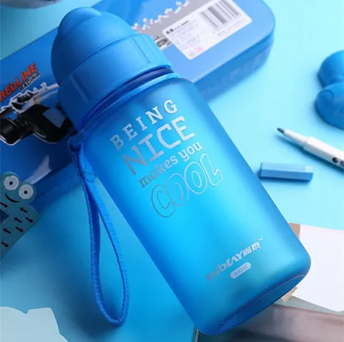Портативная детская пластиковая бутылочка с веревкой для питья детей с соломенной питьевой водой 280ML400ML чашка для кормления детская бутылочка - Цвет: blue