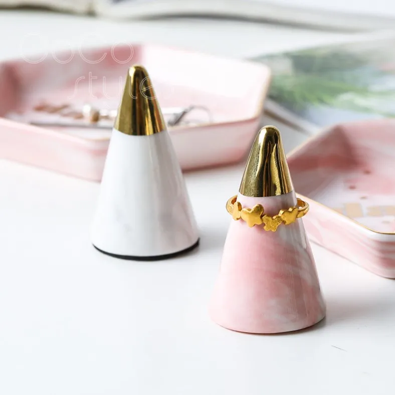 9 Ceramic jewelry dish      (4)