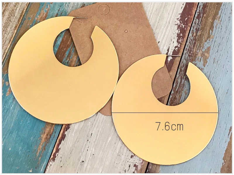 Gold-Earrings_01
