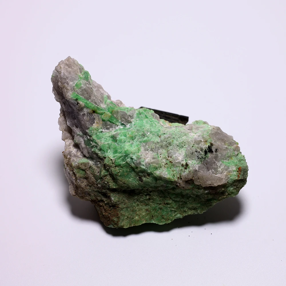 Sell low price Natural green ore crystal emerald mineral specimenin