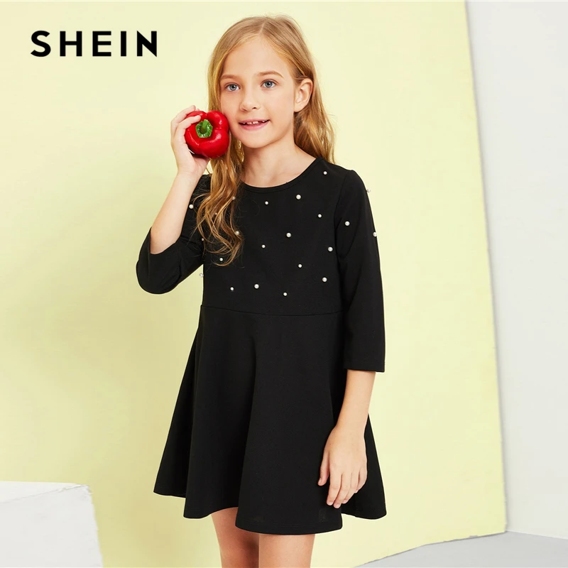 SHEIN Kiddie/черное однотонное Повседневное платье для девочек с жемчугом и бусинами; одежда для детей; коллекция года; сезон весна; модное ТРАПЕЦИЕВИДНОЕ милое короткое платье