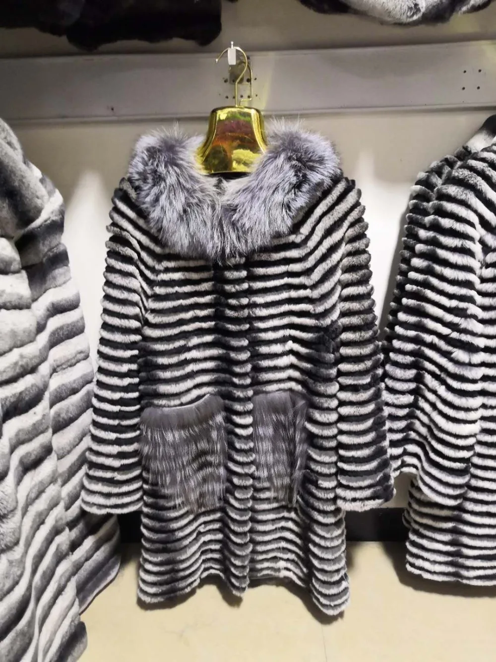 

The new 2018 fashion is light the rex rabbit fur coat really a silver fox fur collar Women's clothing in spring or autumn