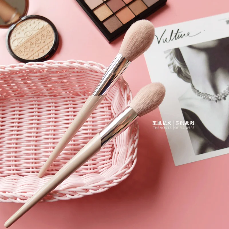 

American fried bean paste makeup brush, flame high gloss brush, blush brush, super soft and super 3D.