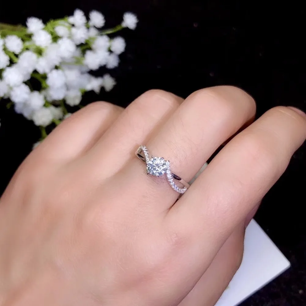 Skup Moissanite klasyczny styl, wysokiej gęstości kamieni szlachetnych, porównywalne do diamentów. 0.5 karatów. 925 prawdziwe srebro