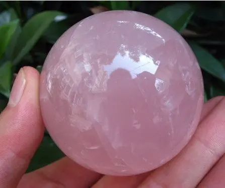 Прозрачный кварц. Почему не существует шарообразных кристаллов. Лунный шарообразный камень. Почему не существует шарообразных кристаллов. Шарообразный кристалл.