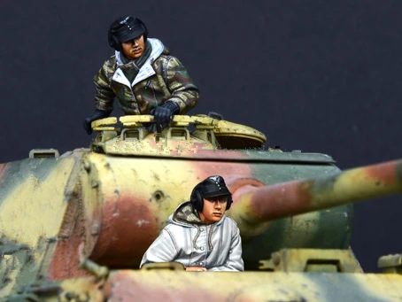 

pre order-Resin toys 35132 German Panther Crew Set (2 Figures) Free shipping