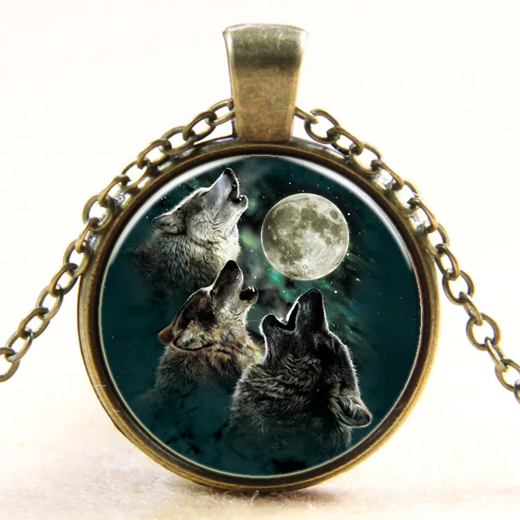 Full Moon Bronzen/Silvery Necklace Wolf Pendant Wildlife Necklace