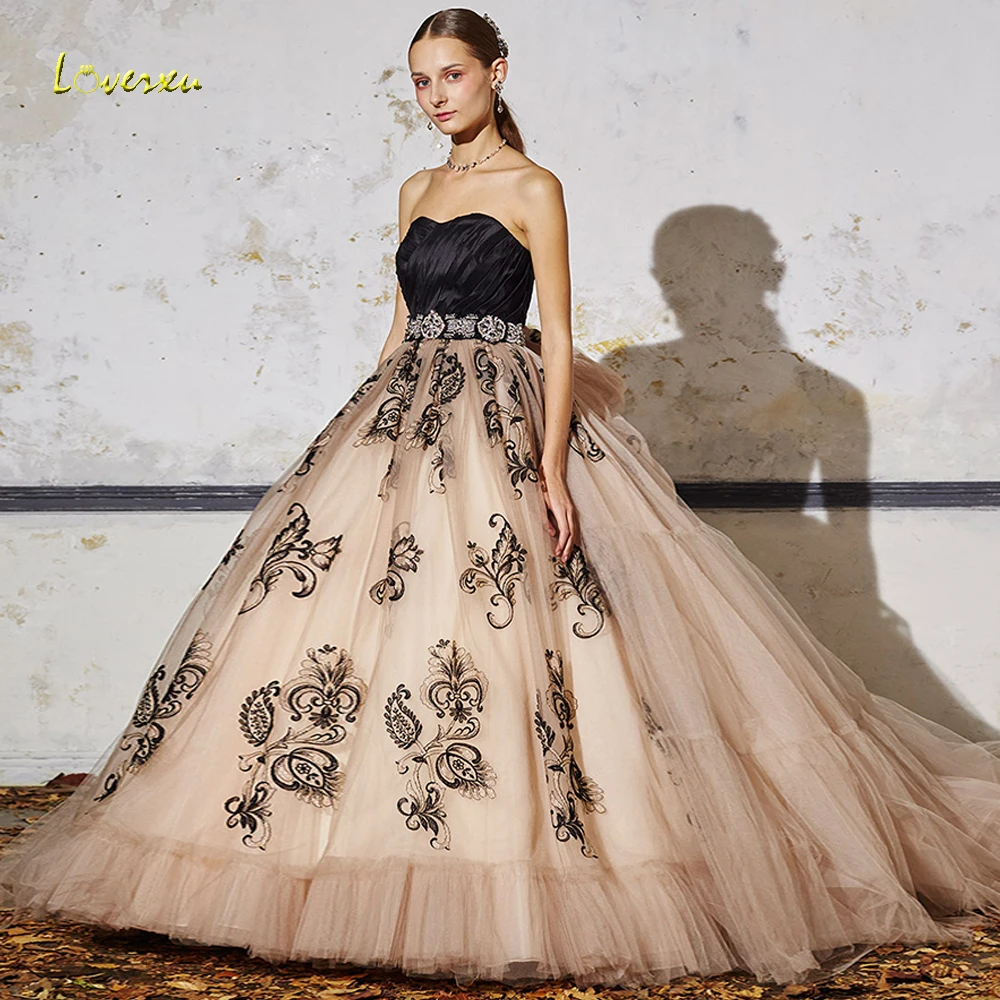 

Loverxu Dreamy Strapless Ball Gown Quinceanera Dresses Chic Applique Sleeveless Sweep Train Tulle Prom Party Gown Contrast Color