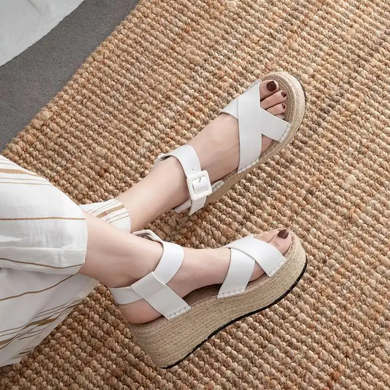 Krazing pot/женские туфли из натуральной кожи с открытым носком на соломенной подошве; Туфли на танкетке на высоком каблуке в европейском стиле; однотонные роскошные сандалии в консервативном стиле; L69 - Цвет: Белый
